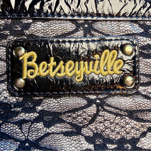 Betsey Johnson Black Gold Patent Lace with Stud Detail Zip Wristlet Betseyville - Picture 3 of 7